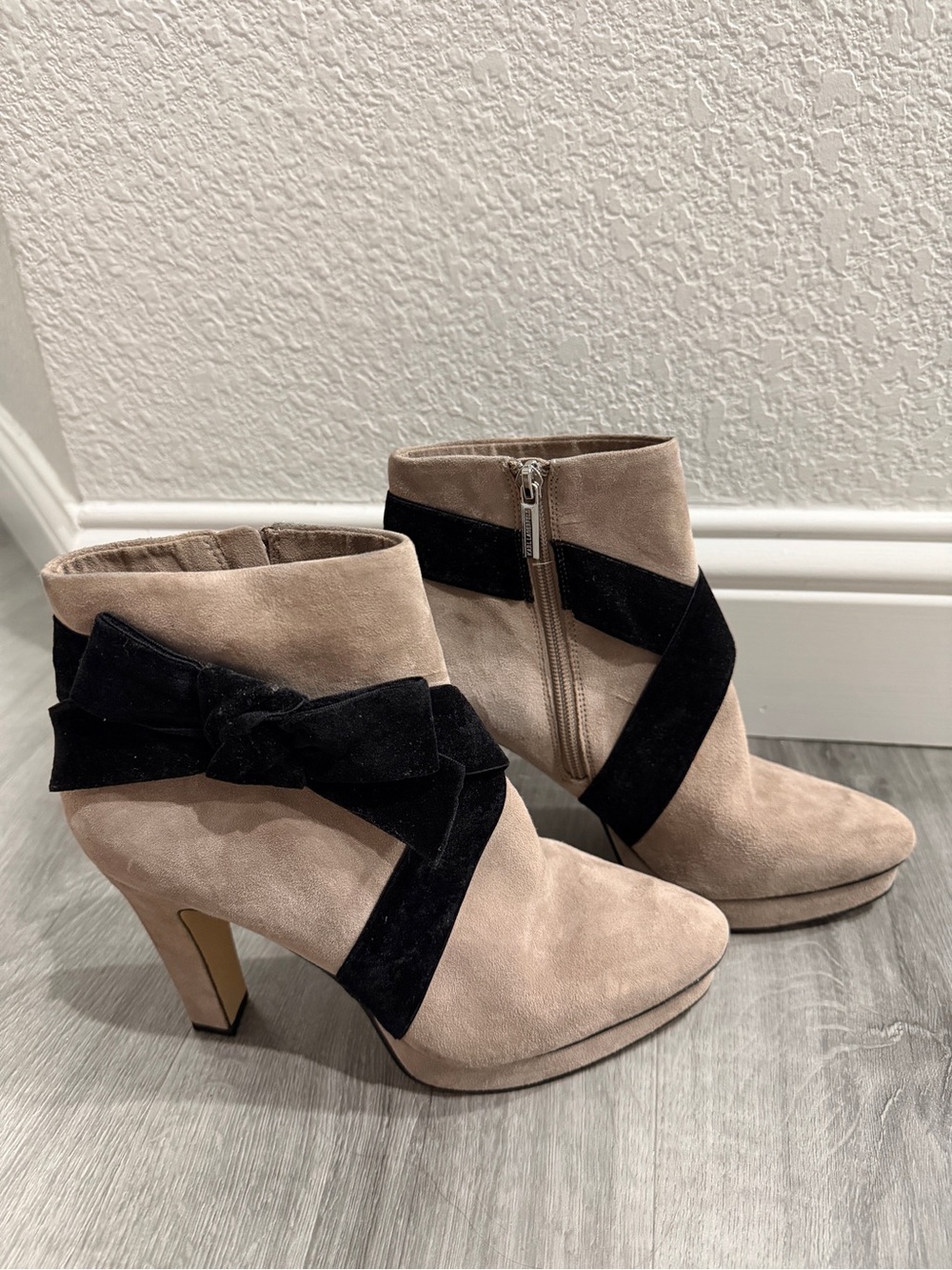 Karl Lagerfeld Paris Taupe Suede Black Bow Platform Ankle Boots Size 8